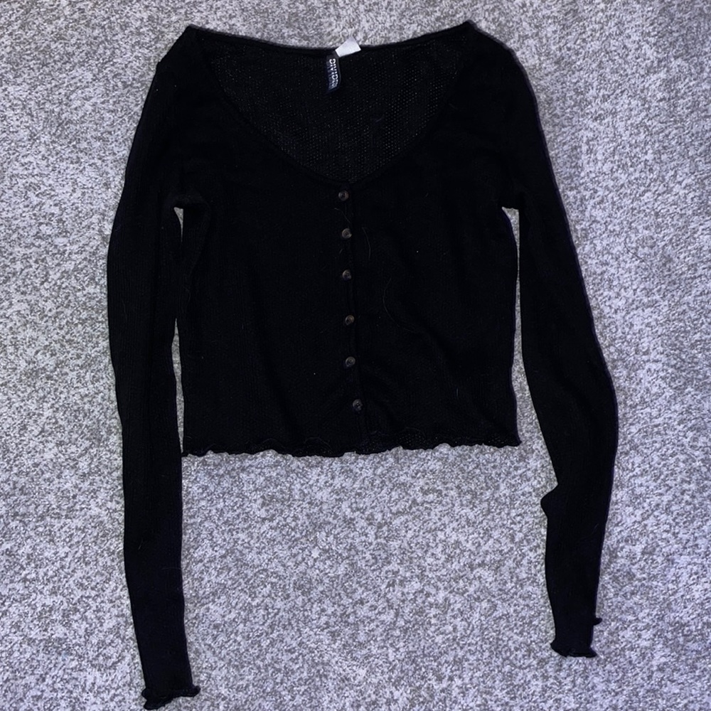 V-neck buttoned crop top